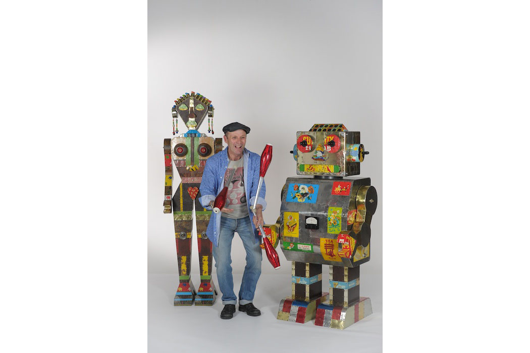 Roberto Bravi mit seinen Robotern