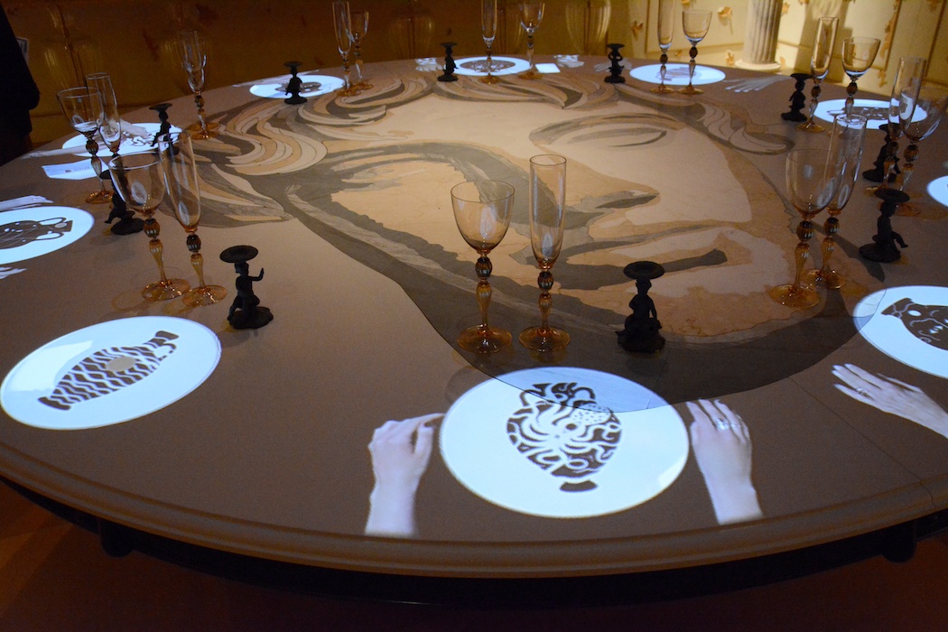 Galleria D'Italia lädt mit Projektionen an den gedeckten Tisch